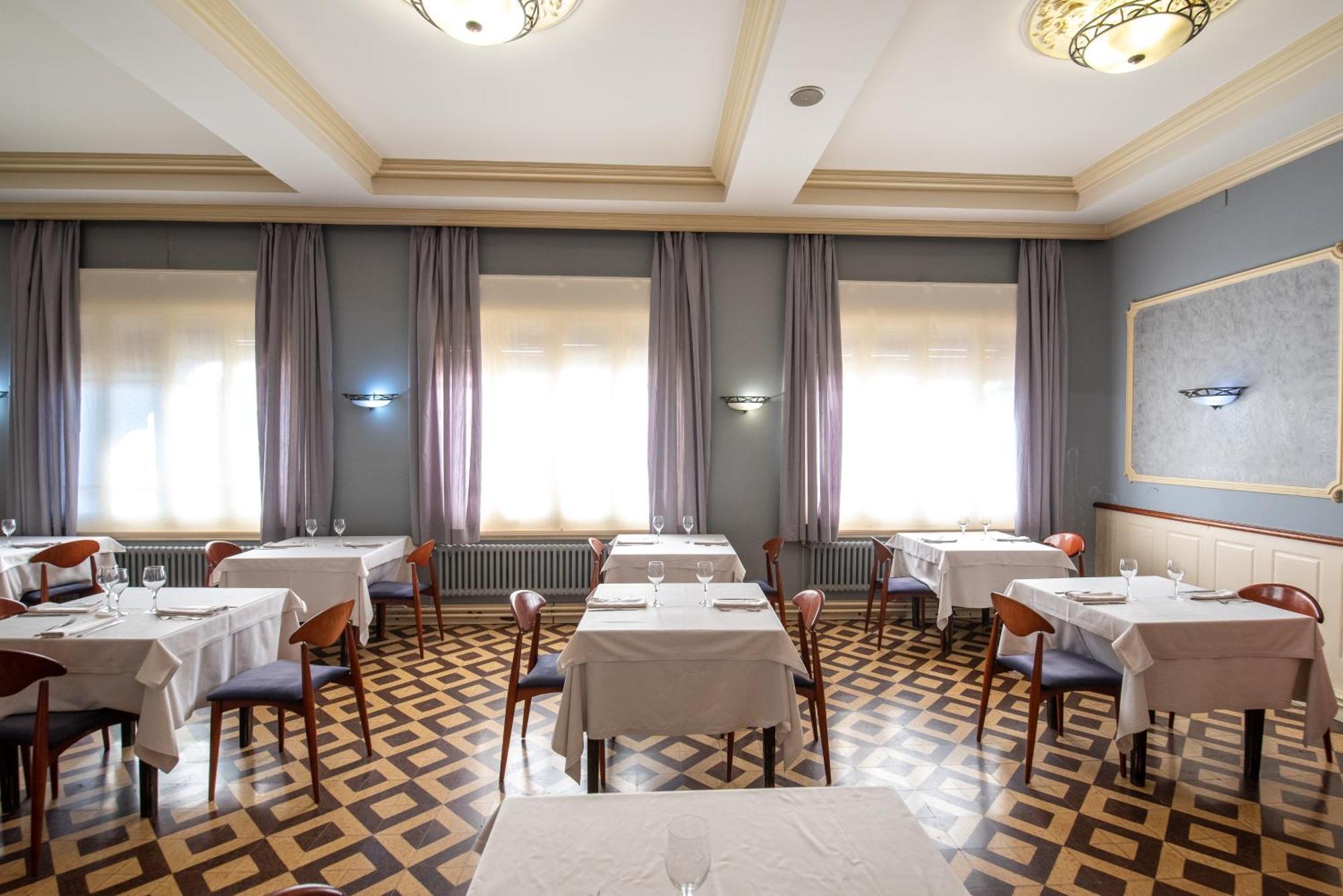 Hotel Robert La Pobla de Claramunt ภายนอก รูปภาพ